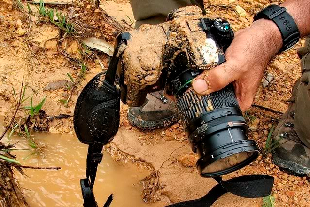 macchina fotografica nel fango