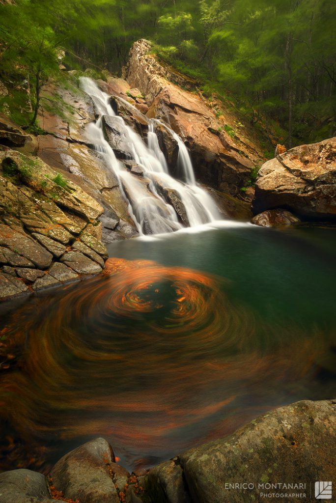 foto di paesaggio: una cascata immersa di colori