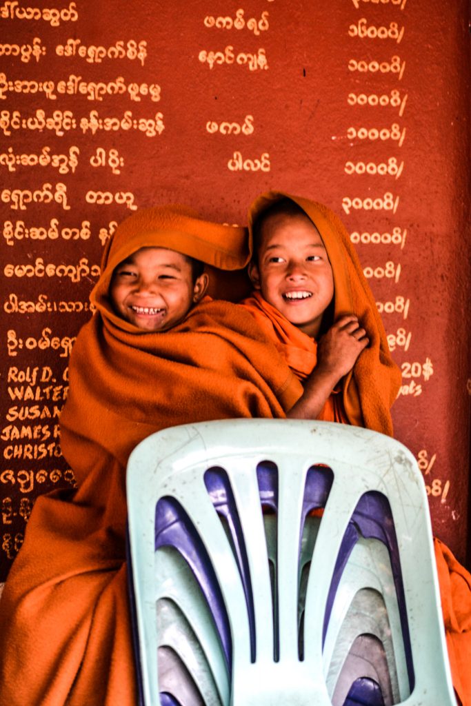 bambini birmani a scuola