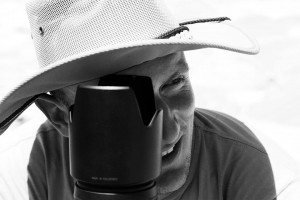 Foto in Bianco e Nero di Matteo, con fotocamera e cappello australiano
